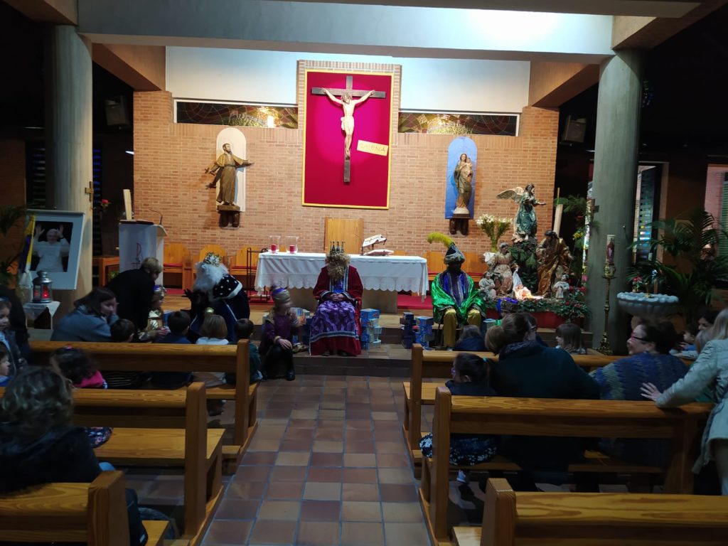 El día 4 de enero los Reyes Magos visitaron la Parroquia y la Residencia El Amparo. Estuvieron acompañados por el coro de la Hermandad del Rocío